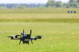 Lietuva pradeda masinį dronų mokymo projektą: iki 2028 metų reikiamus įgūdžius įgaus dešimtys tūkstančių