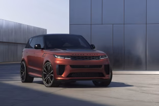 Naujausias prabangių visureigių serijos papildymas: „Range Rover SV Carbon“ pavergia iš pirmo žvilgsnio