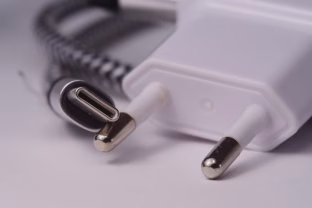 Klaida renkantis išmaniojo telefono įkroviklį: pasakė, ar verta pirkti pigesnį įkroviklį ir kaip išsirinkti tinkamiausią