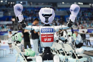 Robotai varžosi visai kaip žmonės: Pekine startavo pirmosios pasaulinės humanoidų žaidynės