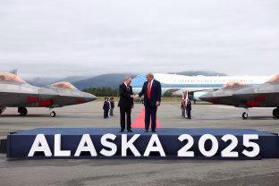 Netikėtas Trumpo ir Putino susitarimas: dar prieš derybas buvo sutarta apie galimas oro paliaubas