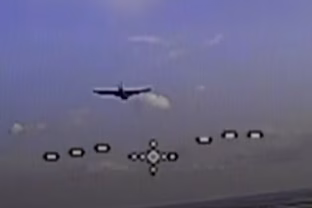 Ukraina išsitraukė slaptą ginklą prieš agresorių: iš oro paleidžiami dronų perėmėjai keičia karo taisykles