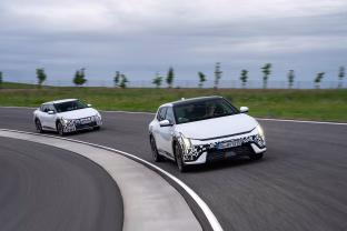 „Kia“ brėžia naują standartą: specialiai europiečiams sukurtas „EV4“ modelis pasižymi išskirtiniu saugumu