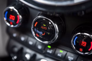 Taksistai naudoja šią gudrybę kasdien: šis paprastas veiksmas leis akimirksniu atvėsinti automobilio saloną