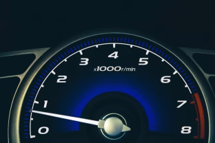 Taip galite sugadinti automobilio variklį: važiavimas žemais apsukomis variklį gali pražudyti greičiau nei manote