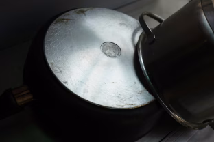 Tikroji nerūdijančio plieno paslaptis: kodėl jis išlieka spindintis, kai kiti metalai surūdija?