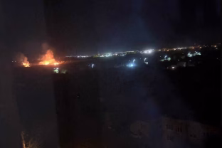 Volgogradas vėl liepsnose: bepiločiai dronai smogė „Lukoil“ gamyklai ir sukėlė gaisrą ligoninėje