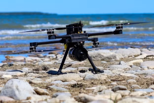 JAV technologijų pažanga: karinio jūrų laivyno jūreiviai pirmieji išbando FPV dronus su šviesolaidžiu valdymu
