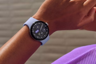 „Google“ pristatė atnaujintus „Pixel Watch 4“ serijos išmaniuosius laikrodžius su nauja įkrovimo stotele