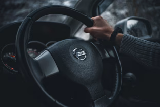 Desperatiškas žingsnis finansinio išlikimo link: „Nissan“ parduoda savo stiklinę būstinę Jokohamoje