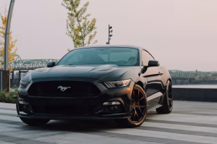 Amerikietiški automobiliai be ribojimų Europoje? Ekspertai įspėja, kad saugumo ir taršos kaina gali būti milžiniška