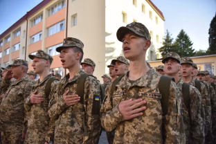 Ukraina keičia karo taisykles: priimtas svarbus sprendimas, jaunuoliams panaikinamas vienas draudimas