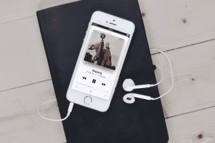 Kaip pasidalinti klausomos muzikos garsais su draugu iOS 13?