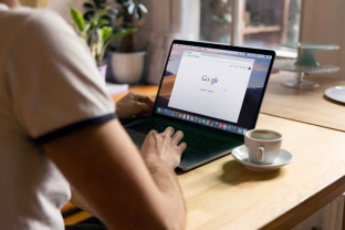 „Google Translate“ sulaukė svarbaus atnaujinimo: dabar jis kalba, klauso ir net moko kaip mokytojas