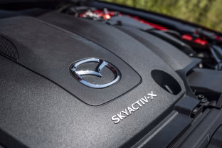 Benzininis variklis su dyzelio smegenimis: nuostabus „Mazda“ sprendimas, kuris keičia žaidimo taisykles
