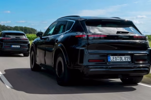 Daugėja informacijos apie naująjį „Porsche Cayenne“, elektrinis automobilis pasiūlys itin greitą įkrovimą