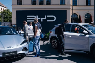 Istorinis lūžis elektromobilių rinkoje: BYD aplenkė „Tesla“ ir tapo nauju elektromobilių lyderiu Europoje