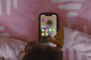 Išmanieji telefonai klasėse: ar tai pažangus mokymosi įrankis ar labai pavojinga vaikų priklausomybė?