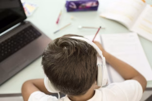 Tėvus ragina suklusti: pasakė, kaip suprasti, kad po atostogų į mokyklą grįžtantis vaikas patiria stresą
