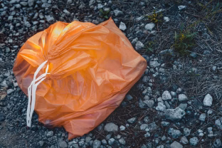 Tekstilės rūšiavimas Lenkijoje tampa privalomas: bus naudojami specialūs oranžiniai maišai