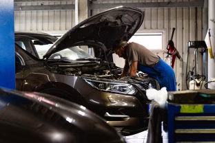 Automobilių servisų kainų užkulisiai: atskleidė, kodėl kainos už tą pačią paslaugą gali skirtis ženkliai
