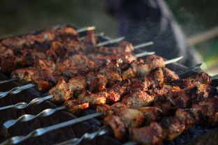 Kepsnys, dėl kurio verta užkurti grilį net rugsėjį: receptai pigiems ir labai skaniems patiekalams ant grilio