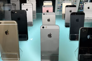„Apple“ fanai jau rikiuojasi prie naujojo „iPhone“ išmaniojo telefono, kuo stebino ankstesni modeliai?