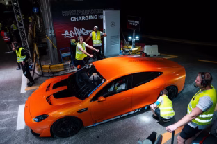 Kosminis greitis: elektrinis „Mercedes“ automobilis per parą nuvažiavo daugiau nei 5 400 km