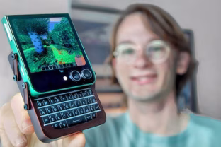 „YouTube“ kūrėjas prikėlė sulūžusį telefoną: senoji „BlackBerry“ klaviatūra atgimė ant „Galaxy Flip“