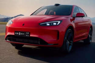 Technologijų milžinė meta iššūkį europiečiams: Huawei“ su „Aito“ automobiliais taikosi į Europos šeimų garažus