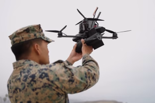 Stulbinanti karinės technikos pažanga: amerikiečiai išbando jūrų pėstininkams skirtus naujus FPV dronus