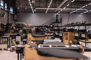 Europos Sąjunga meta milijardinį gelbėjimosi ratą, skyrė įspūdingą sumą Ukrainos dronų pramonei plėsti