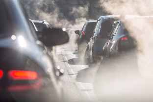 Kiek dar važinėsime senienomis? Ekspertas atskleidžia, kodėl lietuviai neperka naujų automobilių