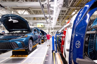 „Toyota“ išradimas gali palaidoti senąsias baterijas, ar tai galutinai palaidos vidaus degimo variklius?