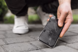 Vasara išmaniesiems telefonams yra negailestinga: dūžta, skęsta, bet žmonės juos vis dažniau taiso
