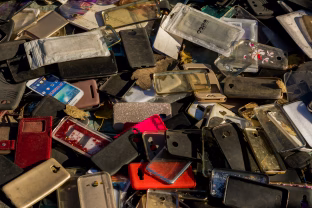 Jūsų išmanusis telefonas slepia tikrą lobį: nauja technologija paverčia elektronikos atliekas auksu