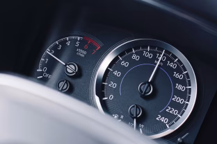 Baudos už greičio viršijimą kelią šypseną, bet daugiau nei pusė visų naudotų automobilių yra apgadinti