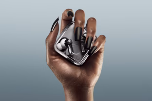 „Nothing“ pristatė naujuosius „Ear (3)“ belaidžius ausinukus su „Super Mic“ technologija pokalbiams