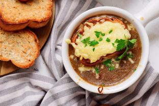 Paprasta, pigu ir neįtikėtinai skanu: trys nebrangūs svogūnų receptai, kurie tiks net ypatingai vakarienei