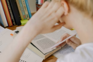 Dirbtinis intelektas keičia studijas universitete: ekspertai pasakė, ar tai revoliucija ar tiesiog plagijavimo būdas