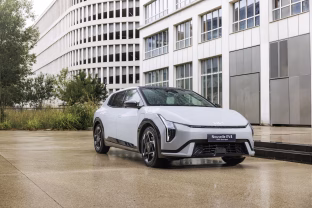 Pirmieji „Metų automobilis 2026“ dalyviai: į kovą stoja „BYD Sealion 7“, „Mazda 6e“ ir futuristinis „Kia EV4“