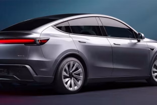 Rugpjūtį elektromobilių pardavimai šovė į viršų, bet „Tesla“ pardavimai ir toliau atrodo beviltiškai