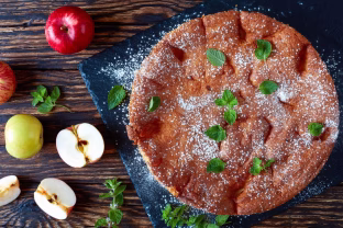 Nereikės net nulupti obuolių: drėgnas, pigus, skanus ir neįtikėtinai lengvas obuolių pyragas rudeniui