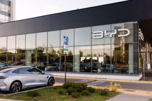 Vilniuje atidarytas naujas BYD salonas: elektromobiliai, ilgaamžiškumo filosofija ir net gilių kava