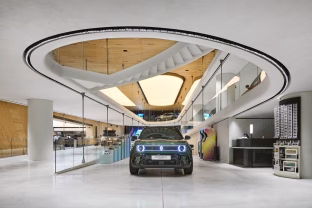 Paryžiuje atgimė įspūdingas „Renault“ salonas: automobiliai, menas ir architektūros šedevras vienoje vietoje