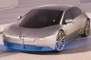 BMW gerbėjai nustėro: reklamoje pasirodęs paslaptingas sedanas gali būti naujos kartos „i4“ užuomina