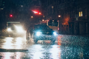 Sinoptikai skelbia pavojingą žinią: diena bus permirkusi, slidi ir galinti paralyžiuoti šalies eismą