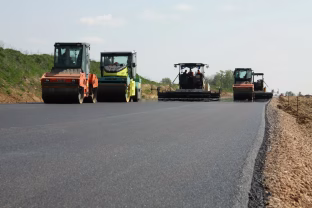 Kinų eksperimentas su atliekomis pribloškė: asfaltą gamina iš senų vėjo jėgainių sparnų