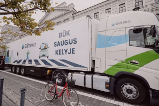 Ekspertai prakalbo apie akląsias vilkikų zonas, jos veikia visai kitaip nei lengvuosiuose automobiliuose