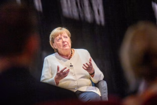 Merkel pareiškimai supykdė Lenkiją ir Baltijos šalis, ar buvusi Vokietijos kanclerė tikrai pamiršo veidrodį?